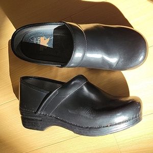 Dansko size 38 7.5 Patent Leather Black Clogs